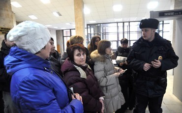 Жильцы, "приватизированные" вместе с общежитием, пытаются добиться защиты своих прав