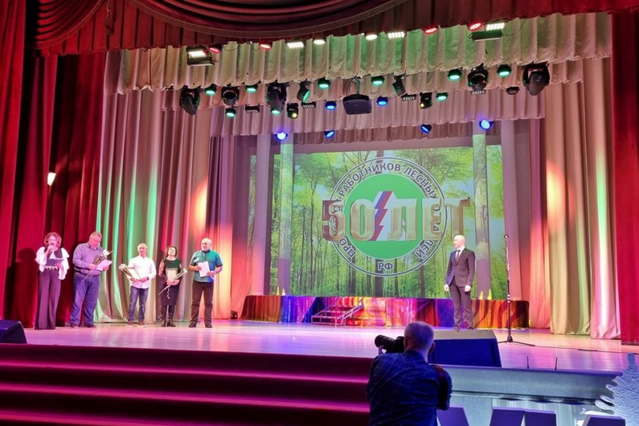 Рослеспрофсоюз отметил юбилей лесоперерабатывающего комбината в Иркутской области