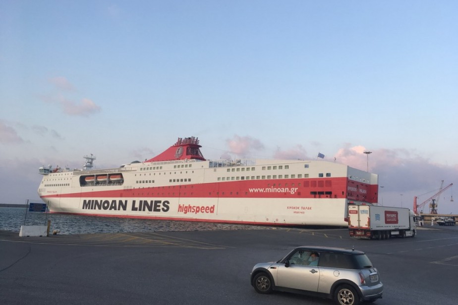 В Греции отмечают Первомай массовыми забастовками