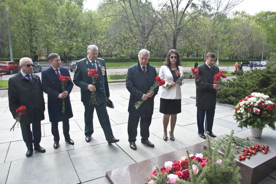 Лидеры ФНПР почтили память профсоюзных работников, погибших в ВОВ