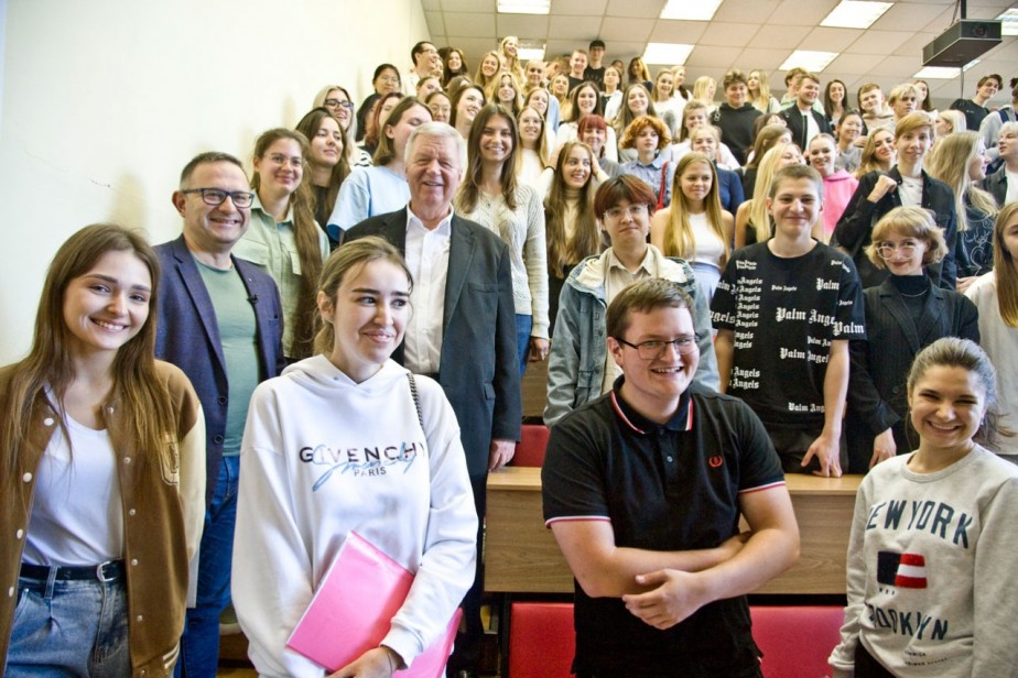 Здравствуй, племя младое, пытливое