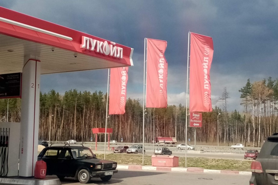 Путин поручил правительству принять меры по стабилизации цен на топливо