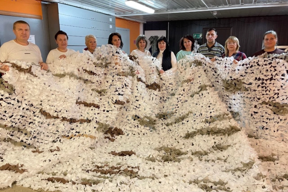 Члены профсоюза первички АВТОВАЗа плетут маскировочные сети для бойцов