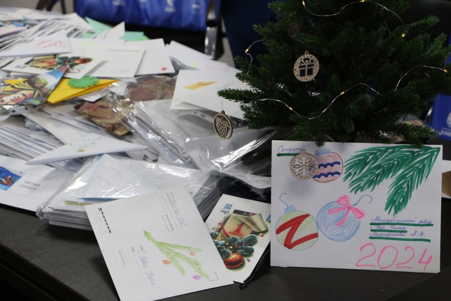 Дети сотрудников КАМАЗа подготовили письма с новогодними поздравлениями для солдат