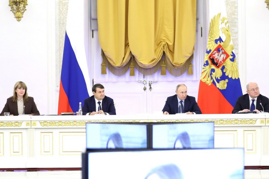 Путин поручил выработать единые правила оплаты труда педагогов