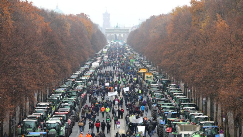 Тысячи тракторов заблокировали центр Берлина в знак протеста