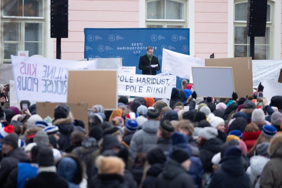 Учителя Эстонии вышли на бессрочную забастовку