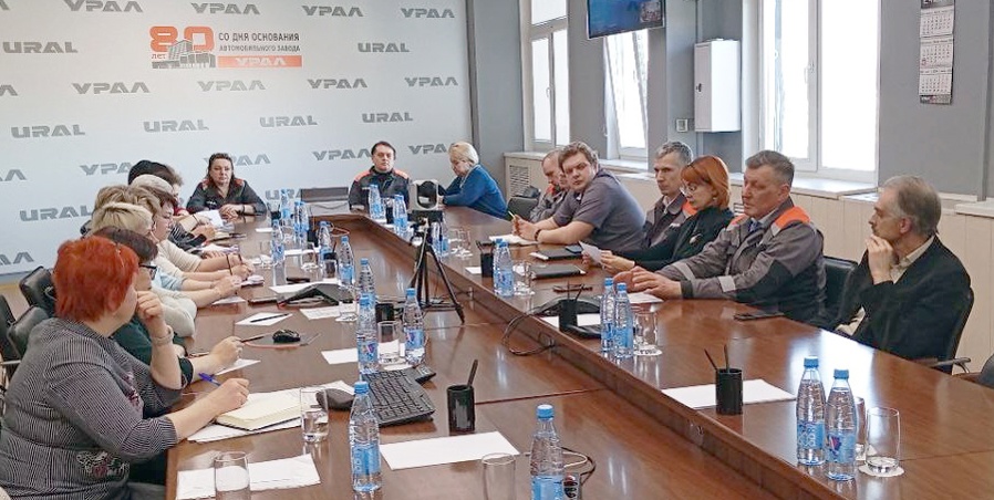 Индексацию зарплаты обсудили на встрече профактива с гендиректором завода "Урал"