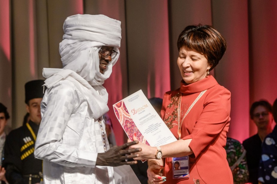 Поэзия становится мостом