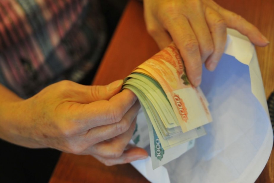 Платящих менее МРОТ работодателей Владивостока вызвали на «ковер»