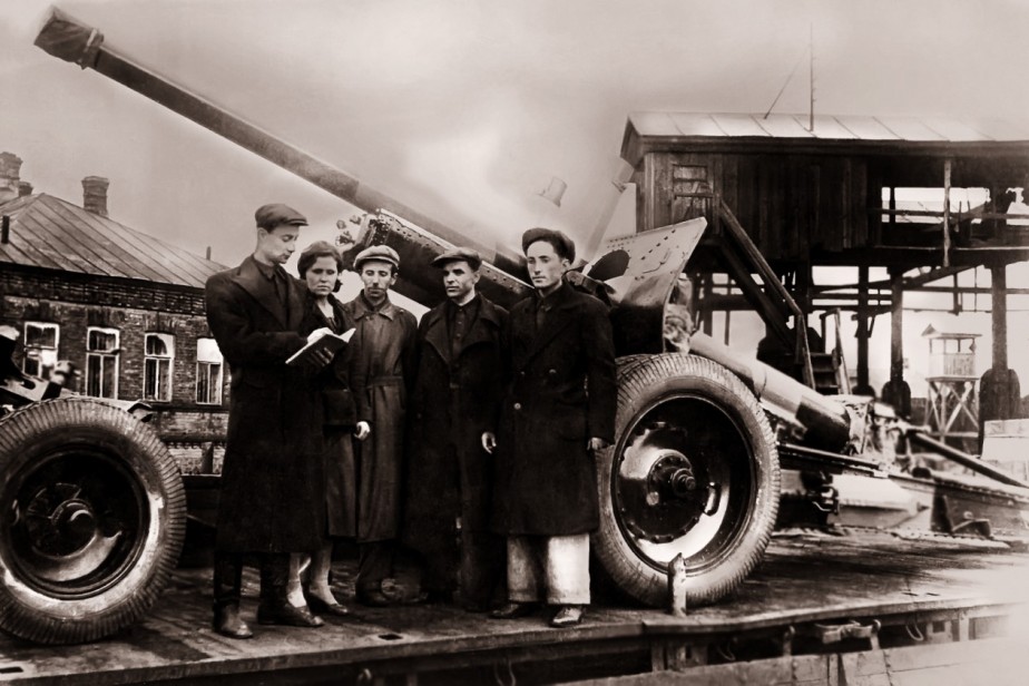 По фашизму били пермские пушки