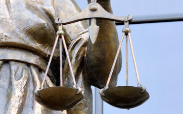 Учитель из Архангельской области оспорит в Конституционном суде включение надбавок в МРОТ