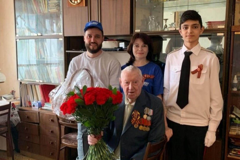 Труженика тыла Ивана Шабалина опекают члены профсоюза из Сургута