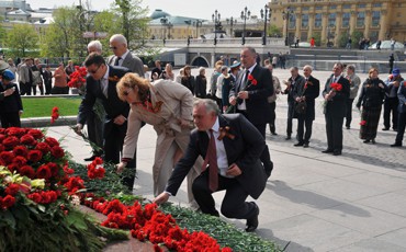 Профсоюзные лидеры возложили памятные венки в честь дня Победы
