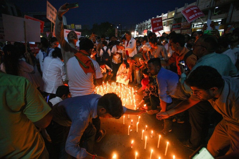 Более миллиона индийских медиков бастовали в знак протеста против насилия