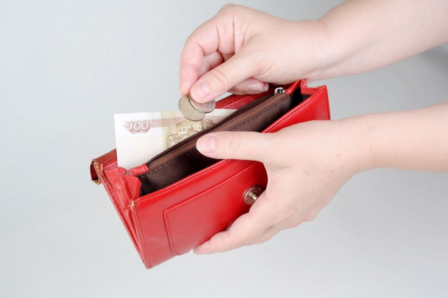 Россияне назвали доход, дающий независимость от кредитов