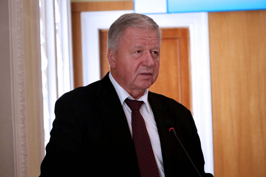 Лидер ФНПР Михаил Шмаков заявил о необходимости усилить госрегулирование оплаты труда