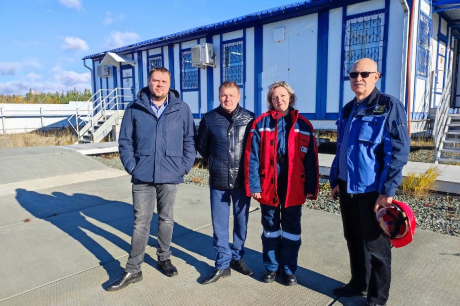 Технический и правовой инспектор труда ТюмнМО ВЭП изучает санитарно-бытовые условия работников