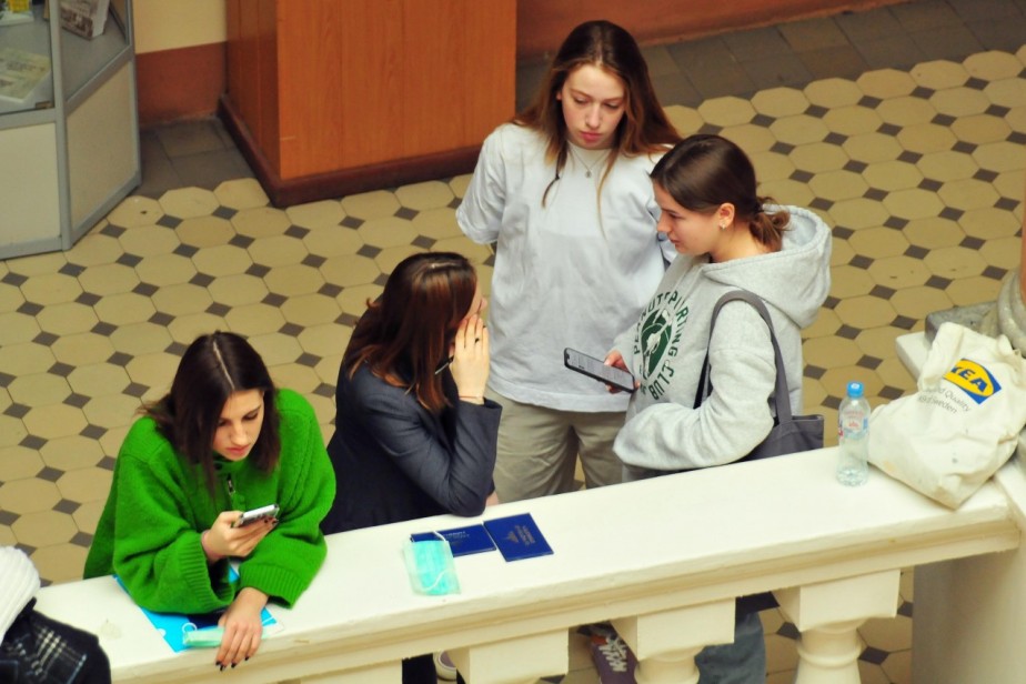 Выпускницы вузов получают меньше, чем выпускники