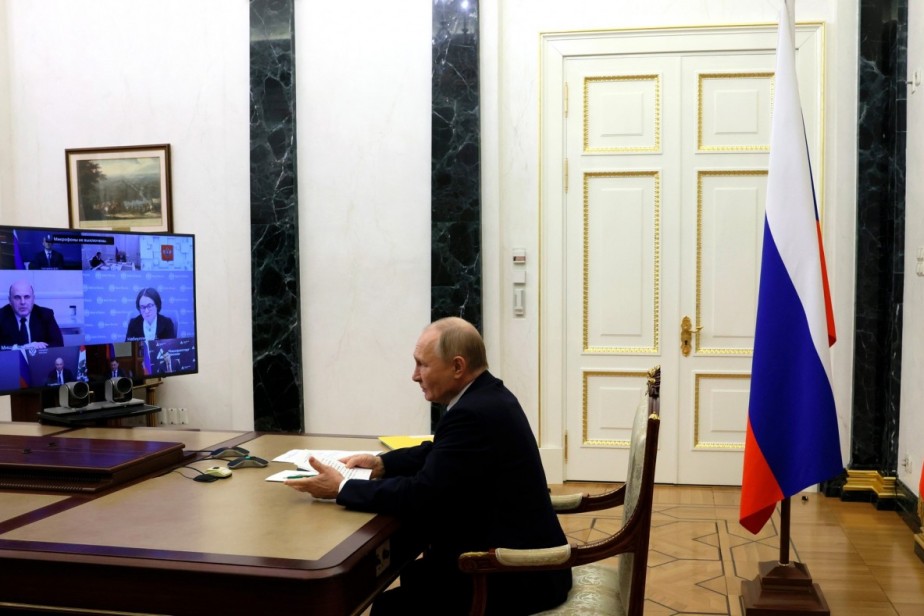 Путин: в экономике сохраняются сложности и дисбалансы