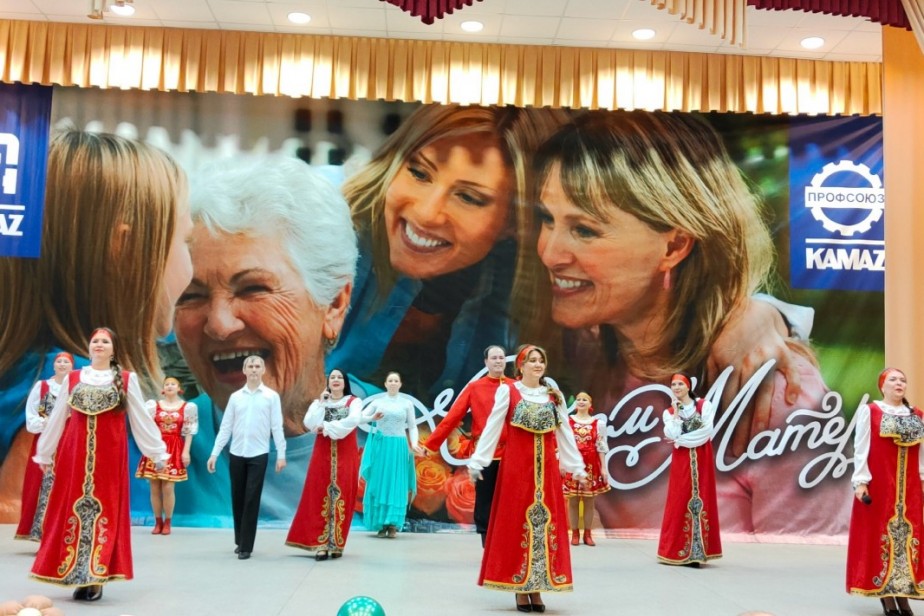На «КАМАЗе» прошел праздничный концерт к Дню матери
