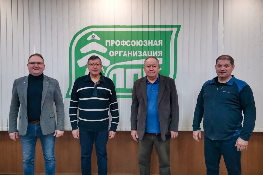 Зампред ФНПР Давид Кришталь  посетил Сыктывкарский лесопромышленный комплекс