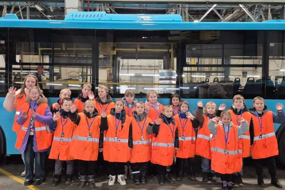 Как рождается ЛиАЗ: экскурсии по заводу прошли для детей многодетных членов профсоюза