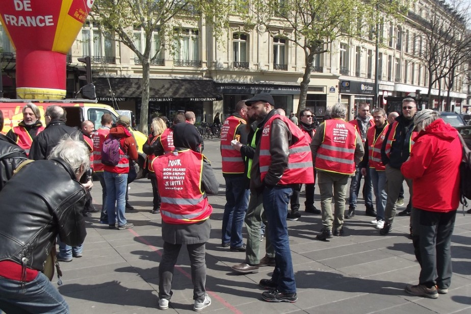 Крупнейший профсоюз Франции призывает к протестам против массовых увольнений