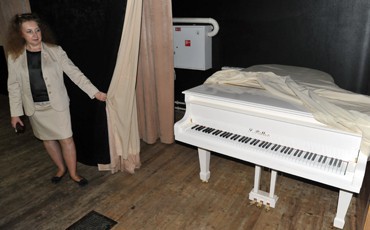 Белый рояль в треснувшем кинотеатре