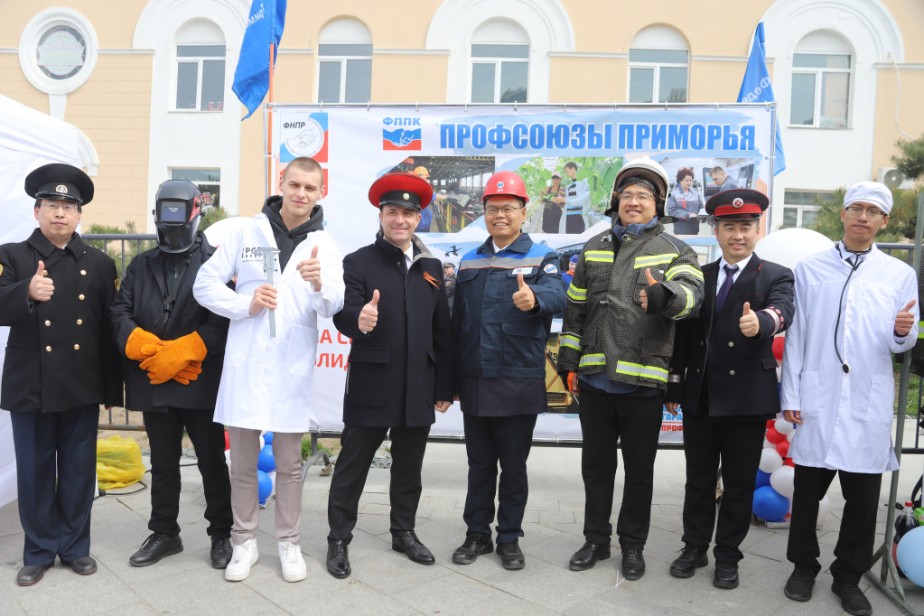 Профсоюзы Приморья провели акцию «Примерь профессию на себя»