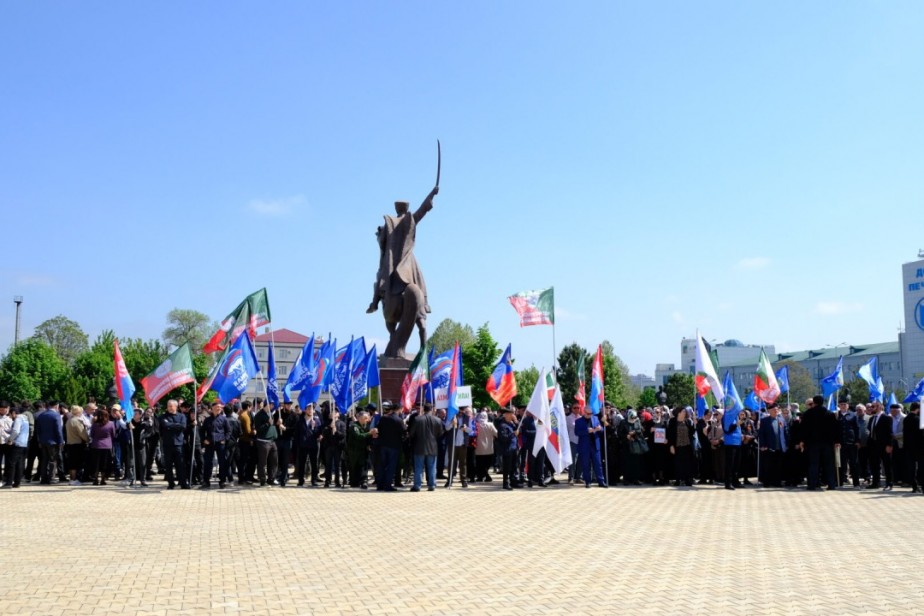В Грозном возложили цветы к обелиску первого президента республики