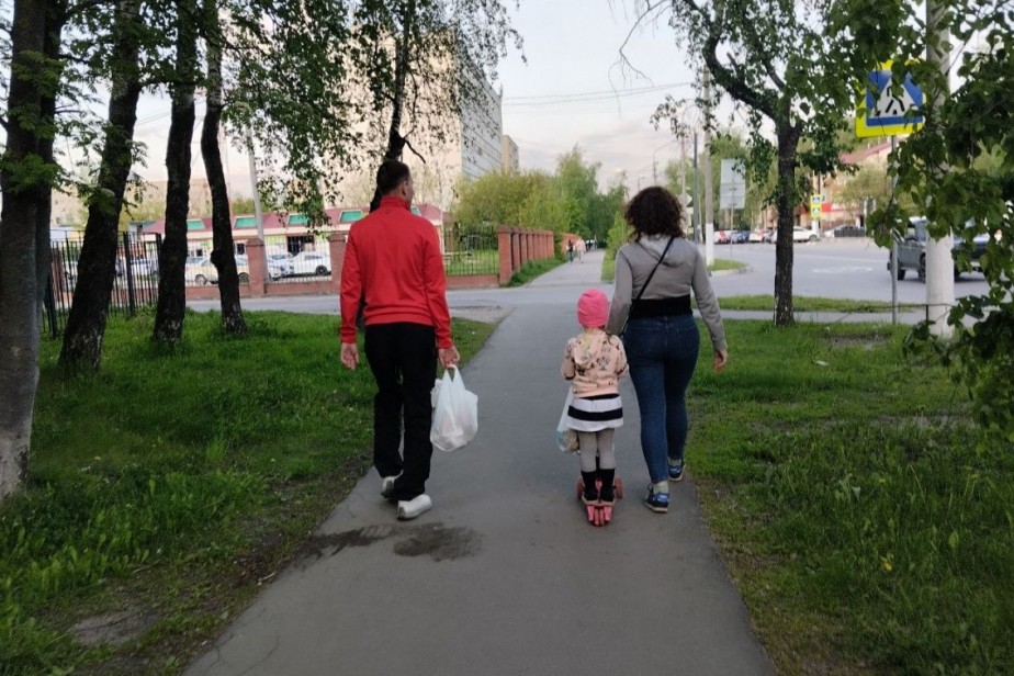 Семьи с работающими родителями могут получить единое пособие на детей