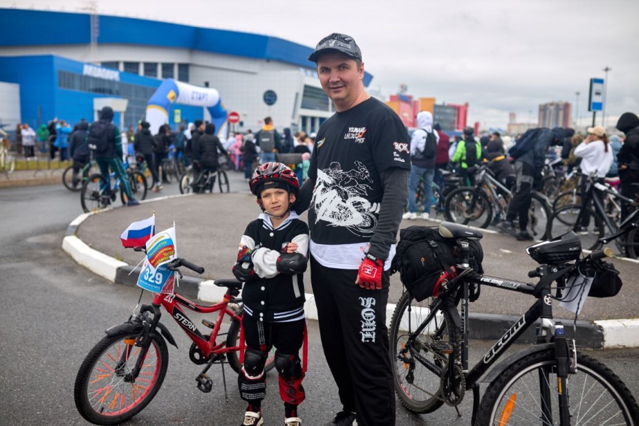 Члены профсоюза и их семьи приняли участие в «Сургутском Велопараде 2025»