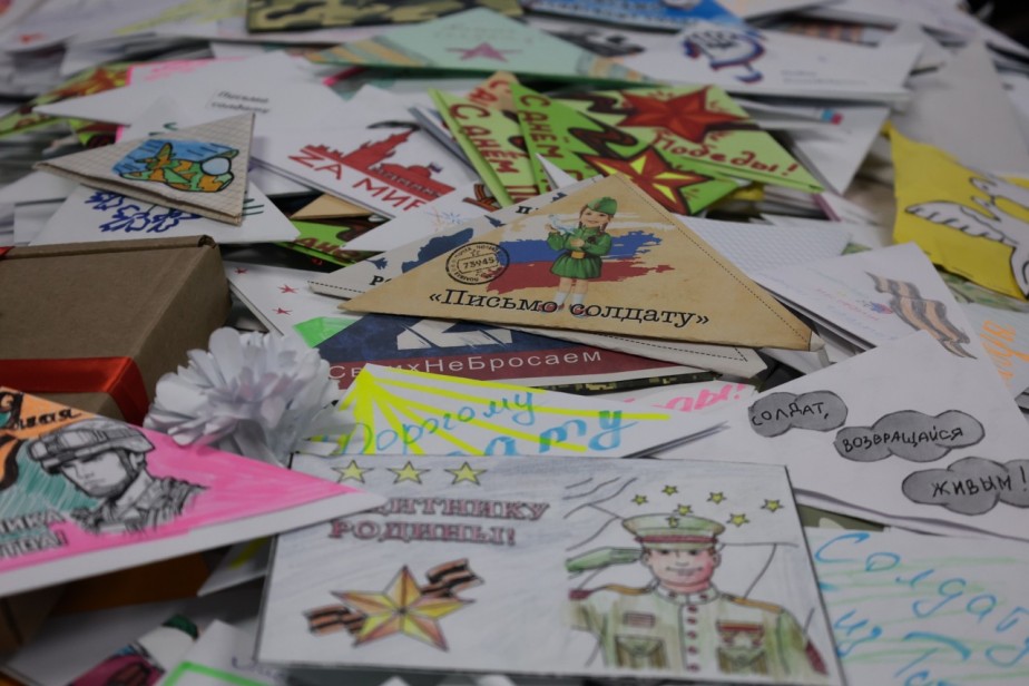 1927 писем поддержки: камазовцы отправили письма бойцам СВО