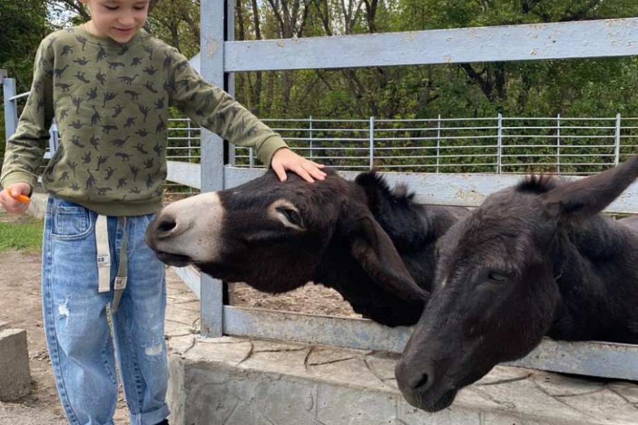 Семьи работников Северо-Кавказского филиала ФГУП «УВО Минтранса России» посетили один из крупнейших зоопарков страны
