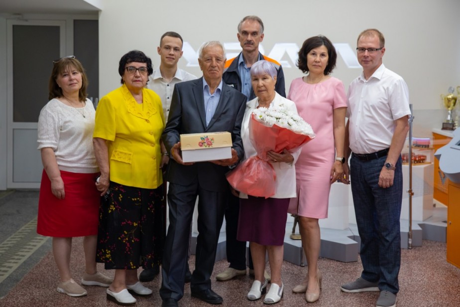 На заводе "Урал" чествовали ветеранов с 60-летием семейной жизни