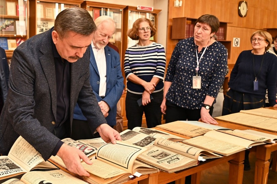 Председатель ФНПР Сергей Черногаев посетил выставку к 120-летию профсоюзного движения