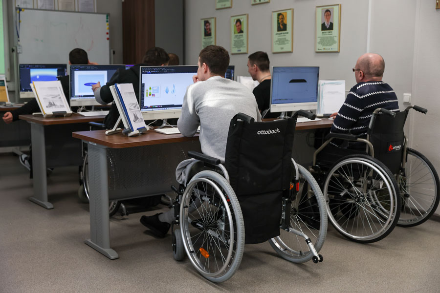 Человеком украсят место