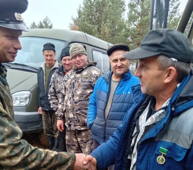 Ветеран лесопожарной службы Нижегородской области получил профсоюзную награду на передовой лесовосстановления Ветеран лесопожарной службы Нижегородской области получил профсоюзную награду на передовой лесовосстановления