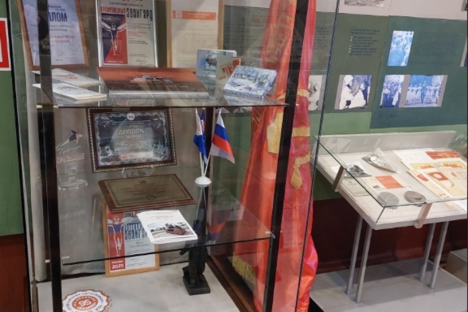 В музее "ЧТЗ" появилась тематическая профсоюзная витрина