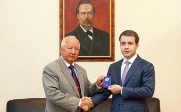 Министр на связи