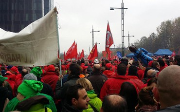 Красно-зелено-синяя волна