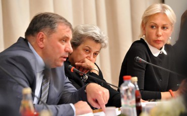 На 50% беднее