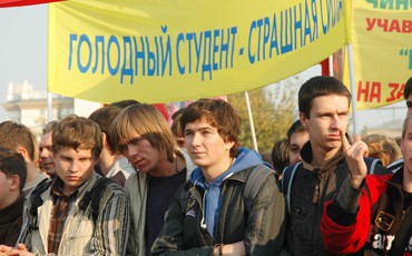 Медведев поручил проверить информацию о задержках стипендий