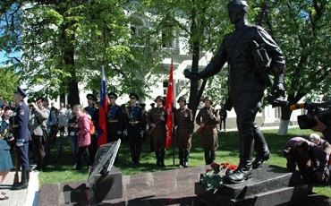 Фронтовому почтальону посвящается