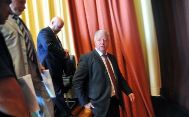 Волна критики на волне кризиса