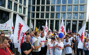 Работники "Почты Польской" провели пикет в центре Варшавы