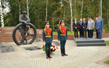 Памятник героям-автомобилистам открыт в Москве