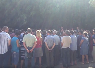 Работники Керченского стрелочного завода бастуют уже более двух недель