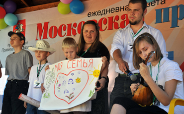 Депутат смотрит на матерей с оптимизмом